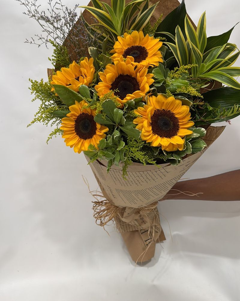 Bouquet de girassóis embrulhado em papel kraft