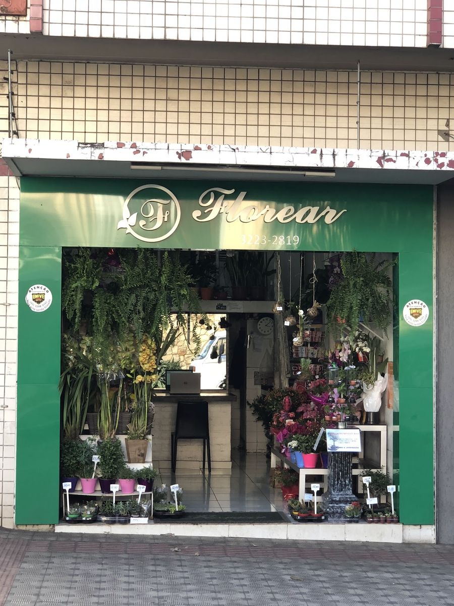 Fachada verde da Florear na Rua Grão Mogol, com plantas e flores na entrada